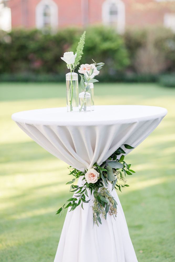 30 inch round cocktail table